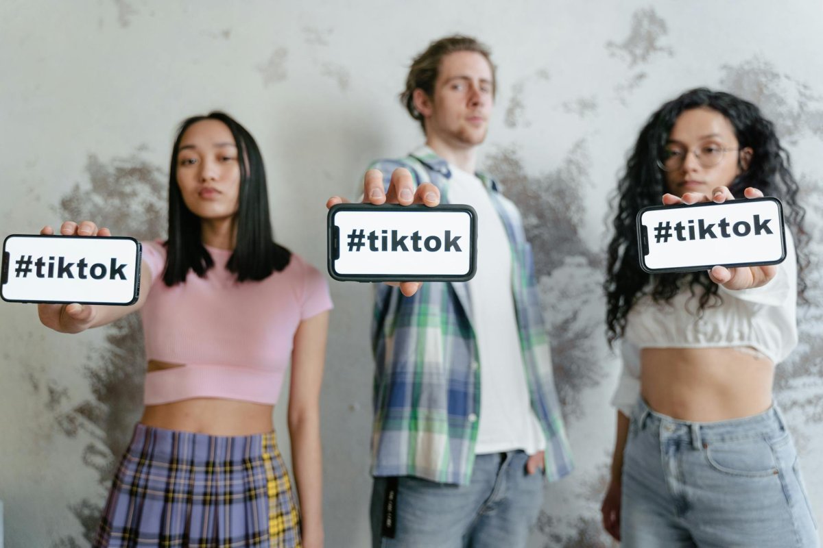 TikTok, Avrupa genelinde 13 yaş altı kullanıcıları tespit edip platformdan uzak tutmak için yapay zekâ destekli yaş tahmini ve insan moderasyonunu birleştiren yeni bir sistem devreye alıyor.